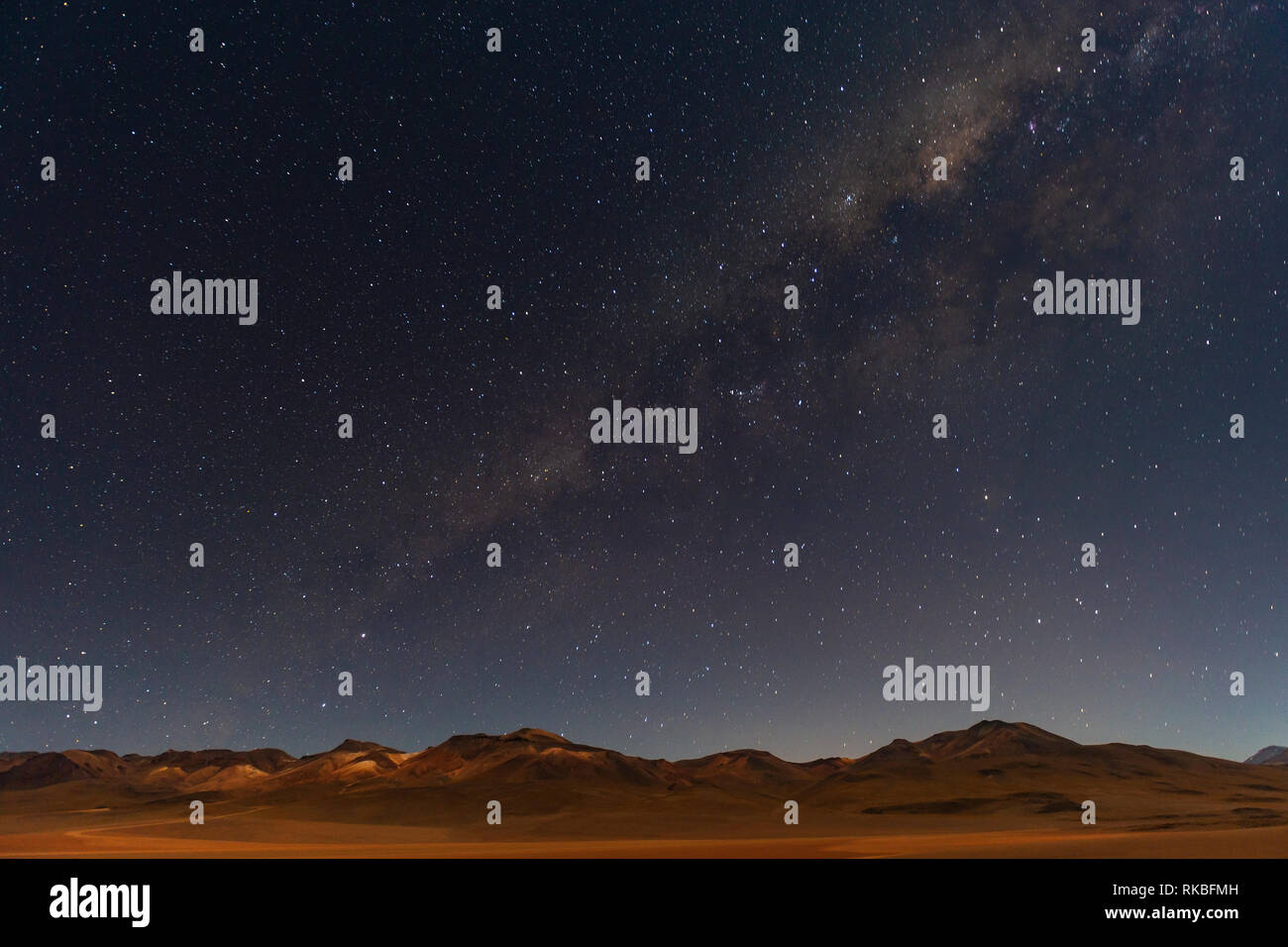 Die Milchstraße in den Anden der Siloli Wüste in Bolivien in der Nähe der Atacama-Wüste von Chile, Südamerika. Stockfoto