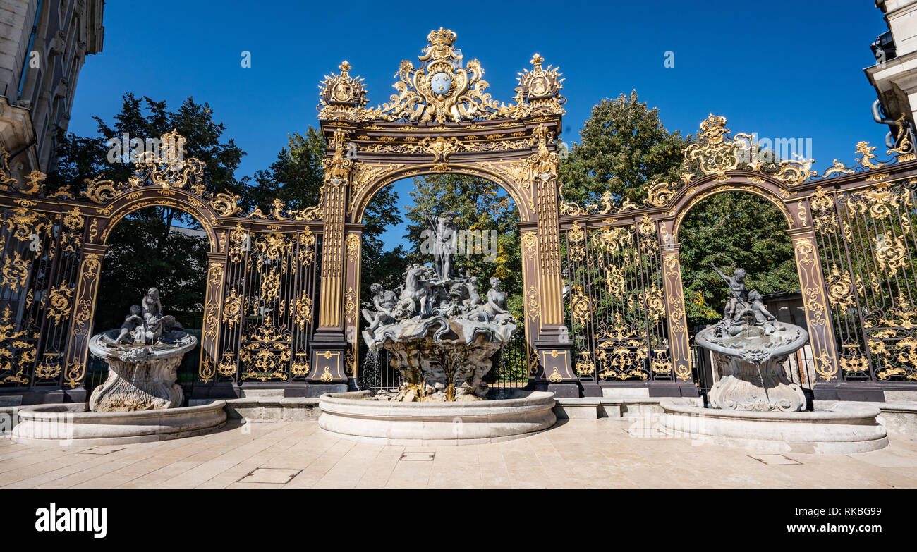 Golden Gates und Brunnen in der Place Stanislas in Nancy, Frankreich, an einem sonnigen Tag. Stockfoto