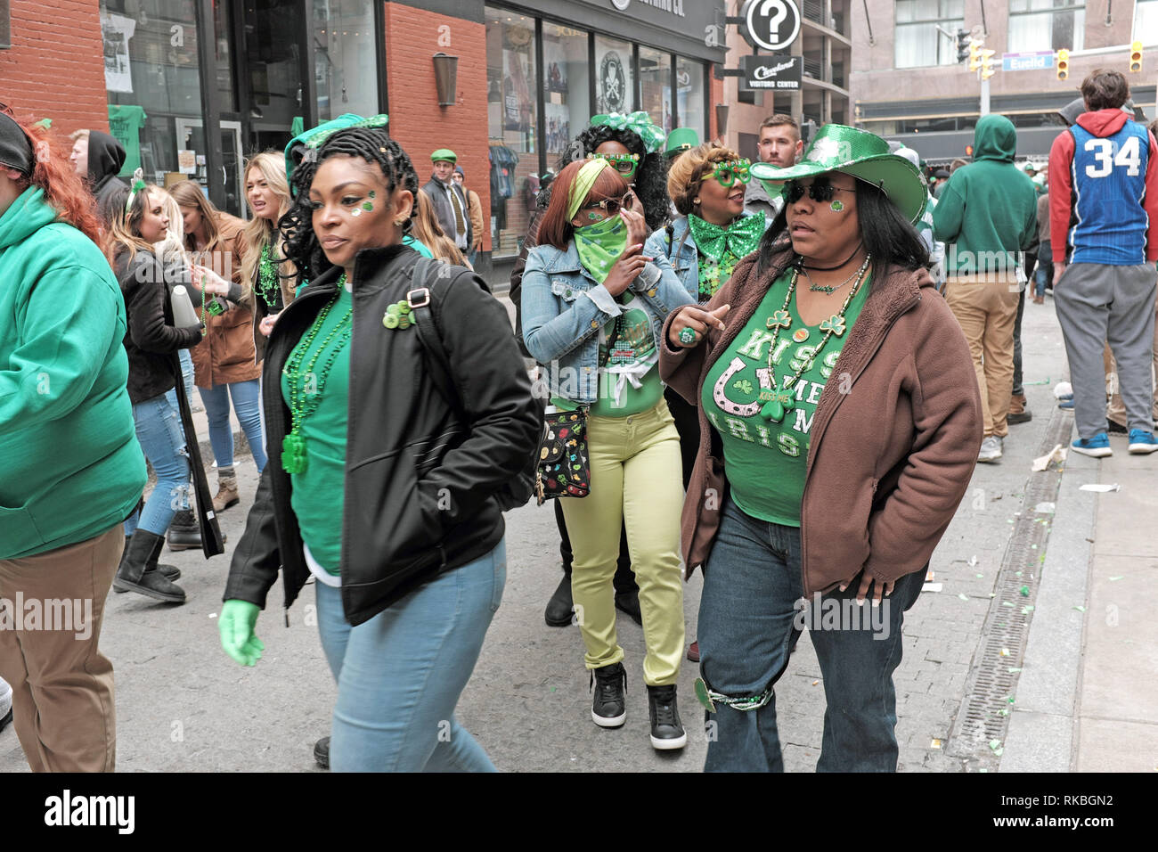 St. Patrick's Day Zelebranten gekleidet in grün machen sich auf den Weg nach East 4th Street in Cleveland, Ohio, USA. Während des Tages - lange Feier. Stockfoto
