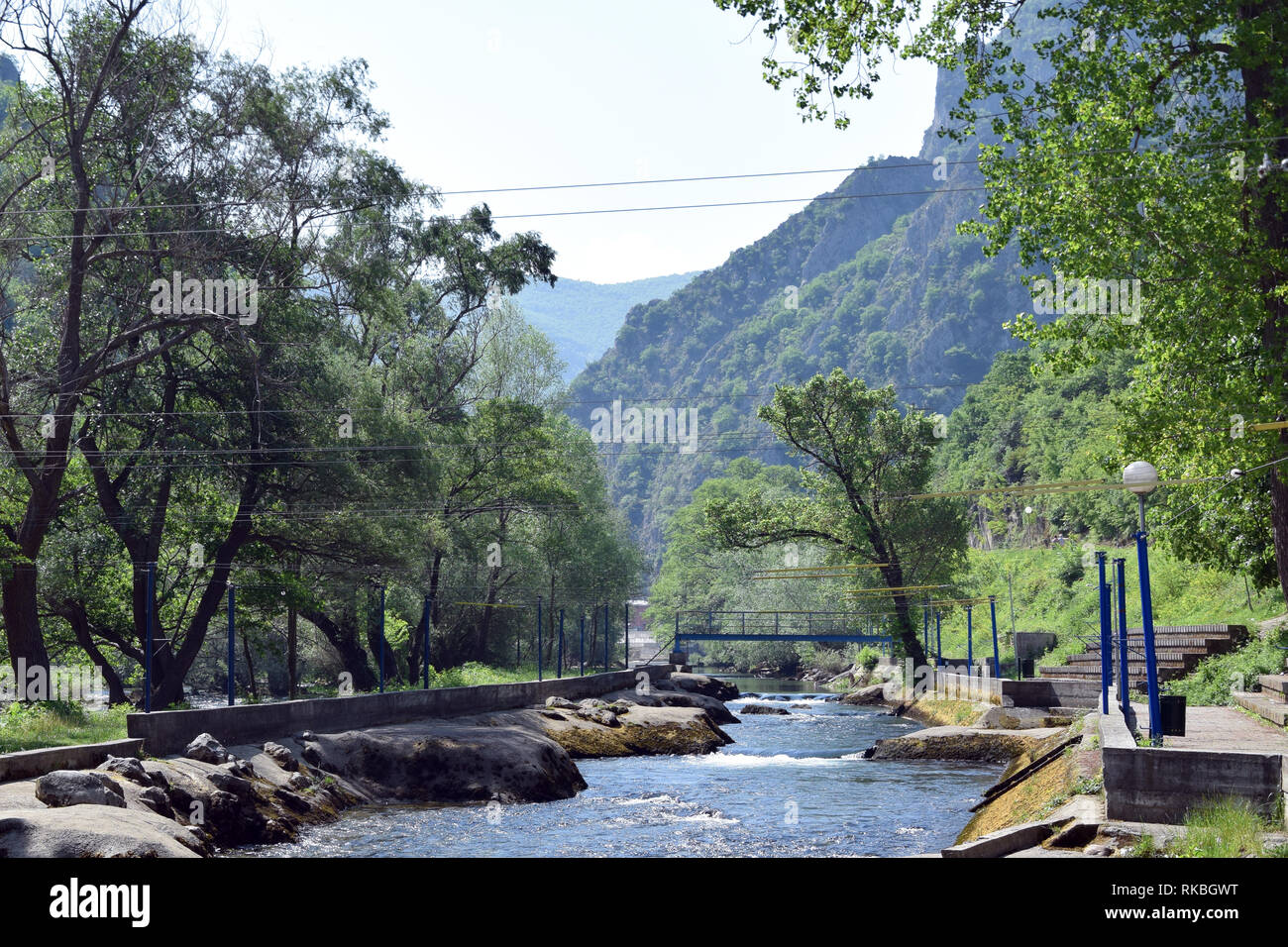 Berg Kanu Slalom am Treska Fluss in Matka Canyon. Skopje, Mazedonien. Stockfoto