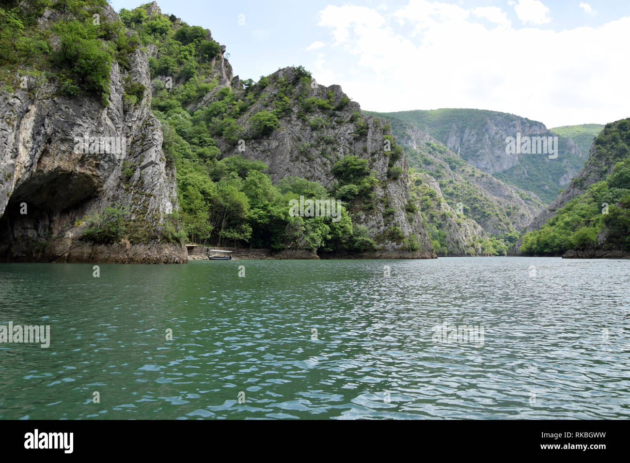 Matka See in Matka Canyon. Touristische Attraktion in der Nähe von Skopje, Mazedonien. Stockfoto