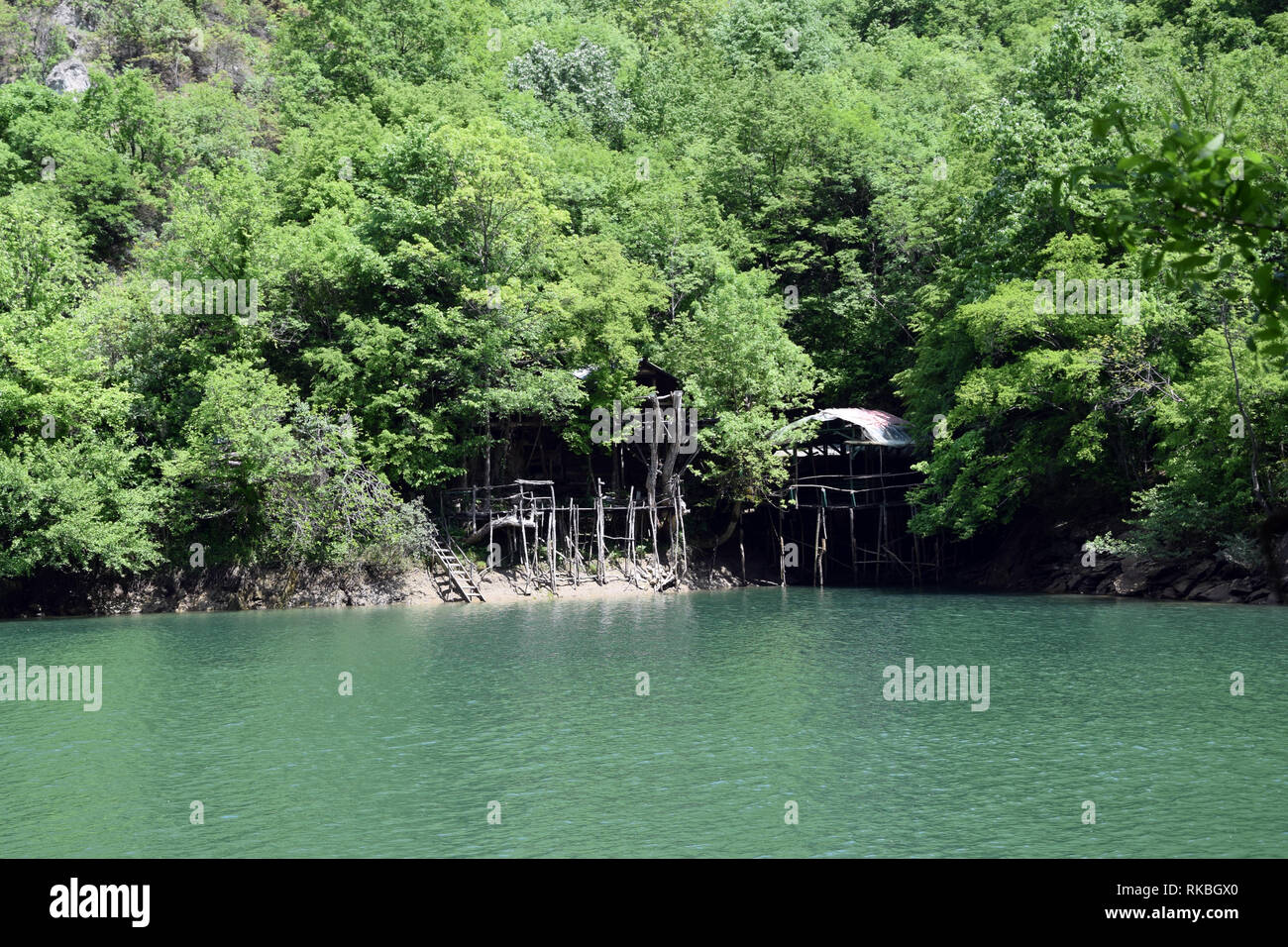 Holz- Haus auf der Matka Lake Shore in Matka Canyon. Touristische Attraktion in der Nähe von Skopje, Mazedonien. Stockfoto