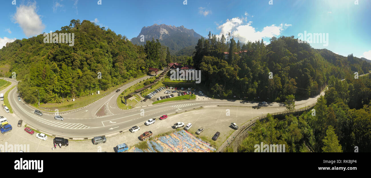 Panorama der Rocky Mountain Haupteingang mit grünen Wald im Vordergrund. Der Mount Kinabalu, der höchste Gipfel der Insel Borneo. Stockfoto