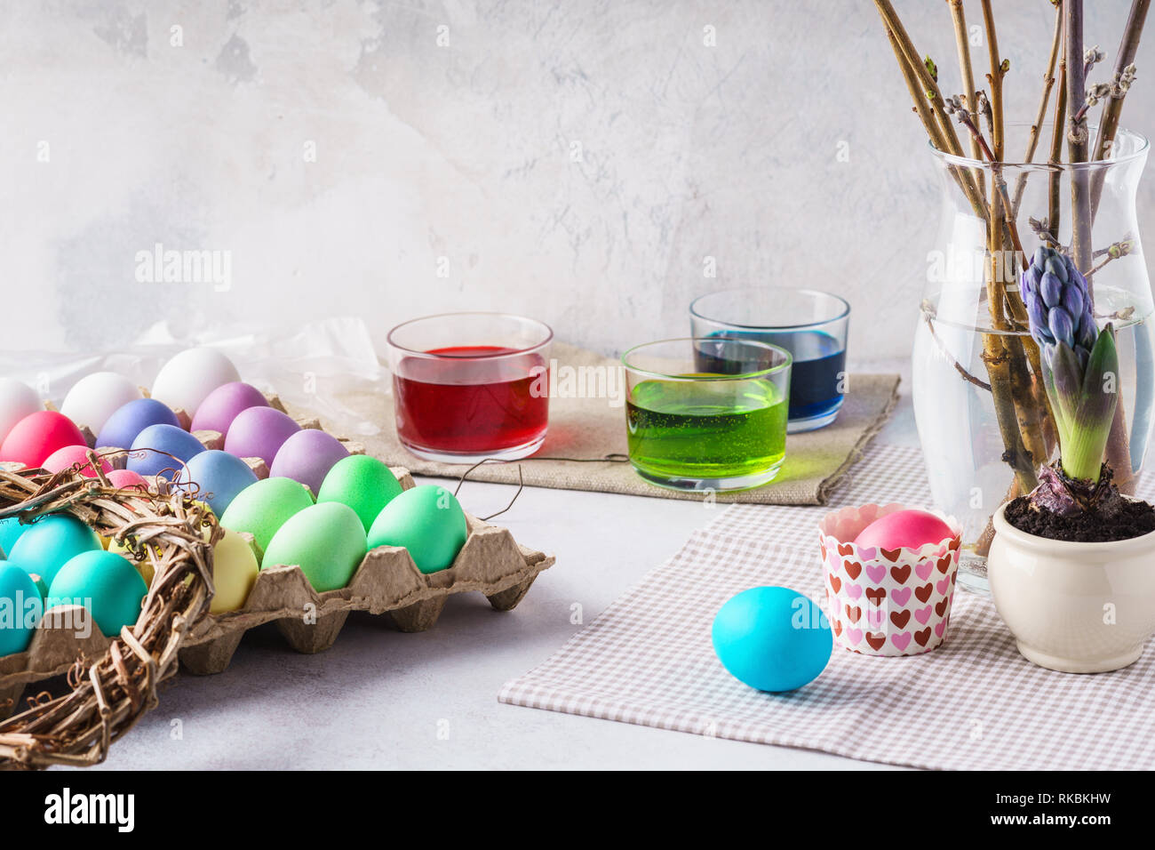 Malerei Eier zu Ostern. Bunte eier, Farben und Dekoration. Stockfoto