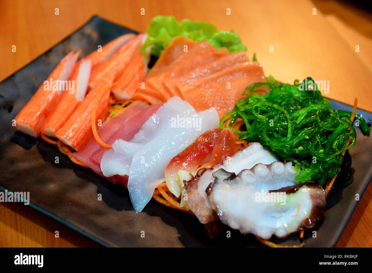 Sashimi, einschließlich Crab Stick, Thunfisch, Lachs und Lachs Bauch, das japanische Essen, Hinweis Wählen Sie Fokus mit geringer Tiefenschärfe Stockfoto