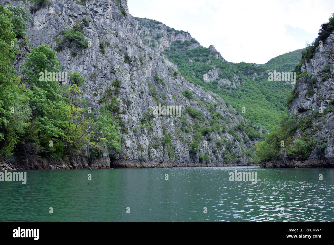 Matka See in Matka Canyon. Touristische Attraktion in der Nähe von Skopje, Mazedonien. Stockfoto