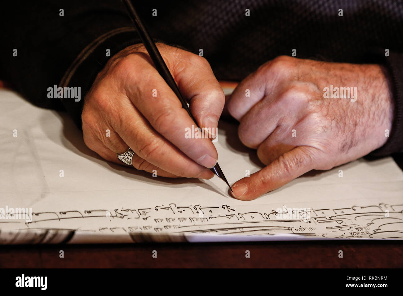 Die Kunst des Schreibens schöne Artikel: Kalligraphie und ein Master Stockfoto