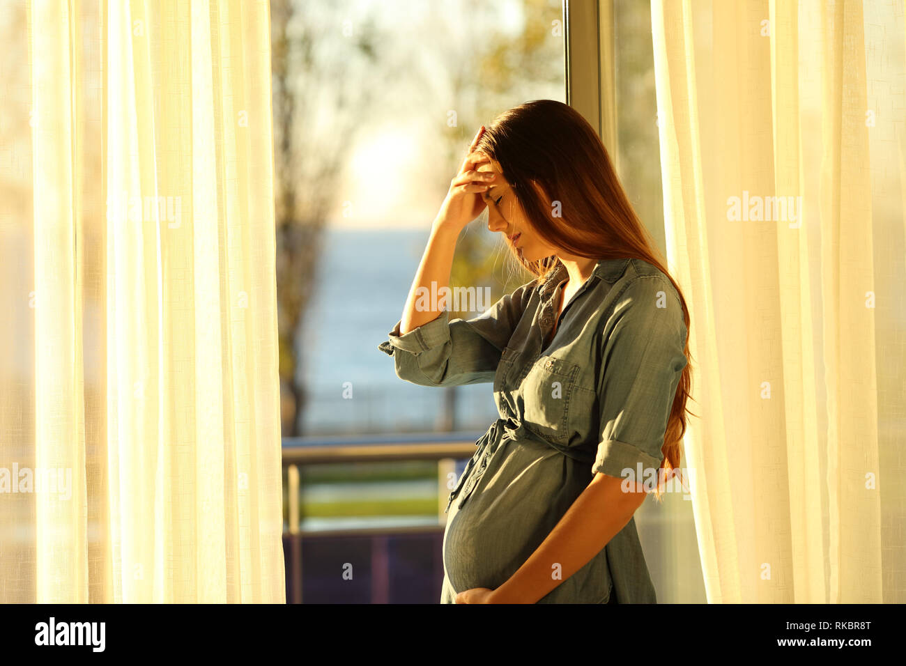 Seitenansicht Portrait von einem besorgten schwangeren Frau zu Hause Beschweren Stockfoto