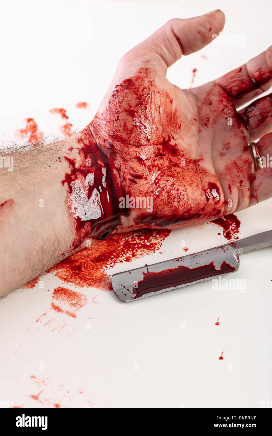 Blutiges Handgelenk und gestochen, Selbstmord Konzept Stockfoto