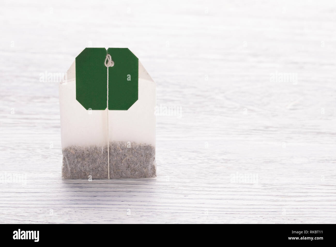 Tee Beutel auf eine weiße Holztisch. Close-up Stockfoto