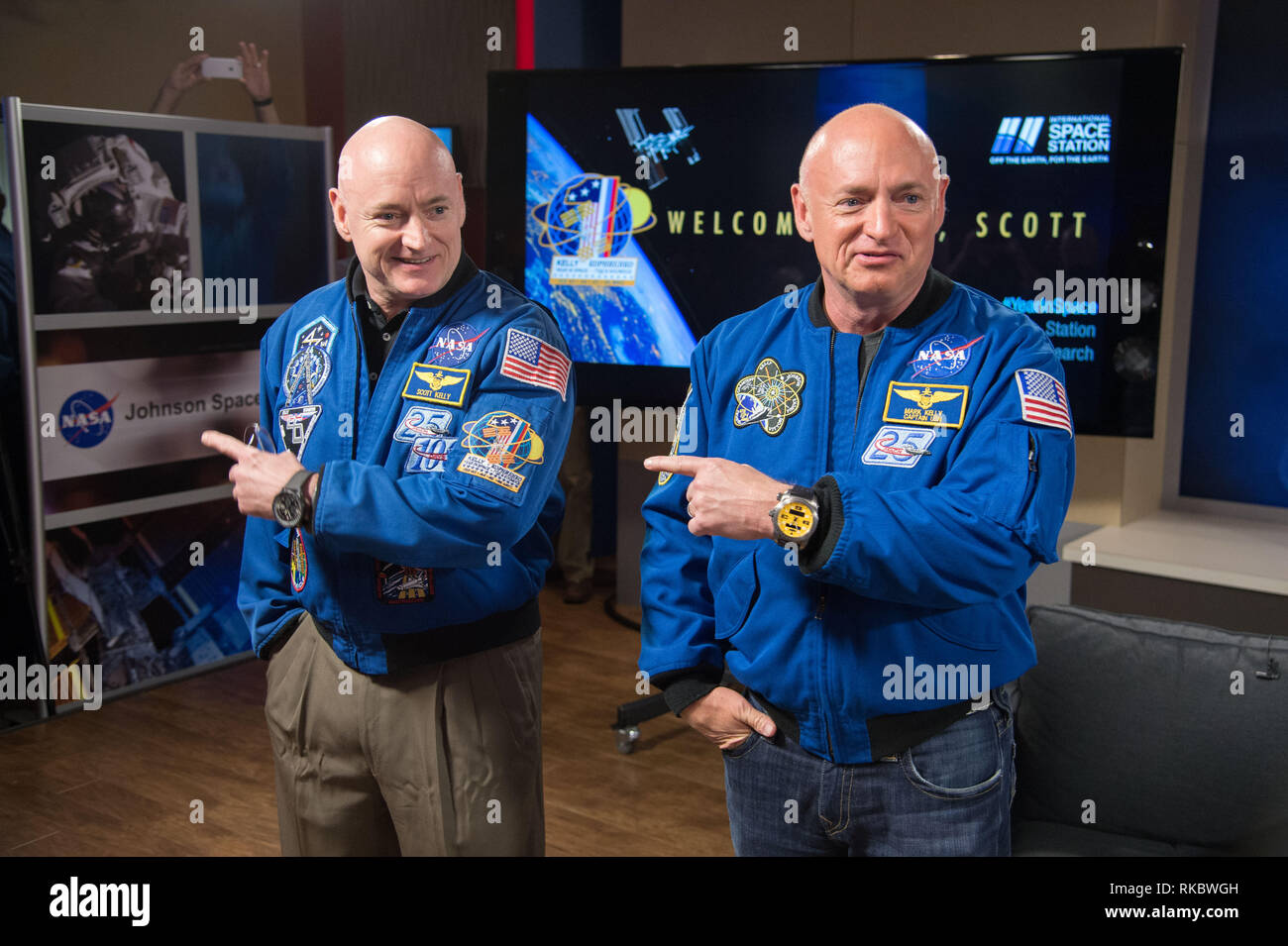 NASA-Astronaut Scott Kelly zusammen mit seinem Bruder, der ehemalige Astronaut Mark Kelly, rechts, zusammen stellen folgende Jahr Scotts lange Mission an Bord der Internationalen Raumstation, 4. März 2016 in Houston, Texas. Scott Kelly wurde der erste US-amerikanische Astronaut ein ganzes Jahr im Raum zu verbringen Stockfoto