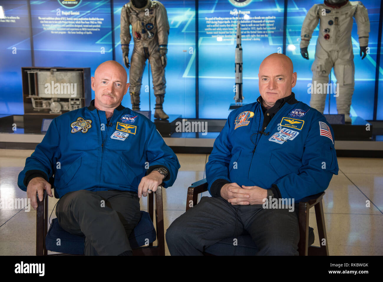 NASA-Astronaut Scott Kelly zusammen mit seinem Bruder, der ehemalige Astronaut Mark Kelly, Links, vor der Scotts kommenden Mission an Bord der Internationalen Raumstation als Expedition 45/46 Commander Januar 19, 2015 in Houston, Texas darstellen. Scott Kelly wird die erste US-amerikanische Astronaut ein ganzes Jahr im Raum zu verbringen Stockfoto