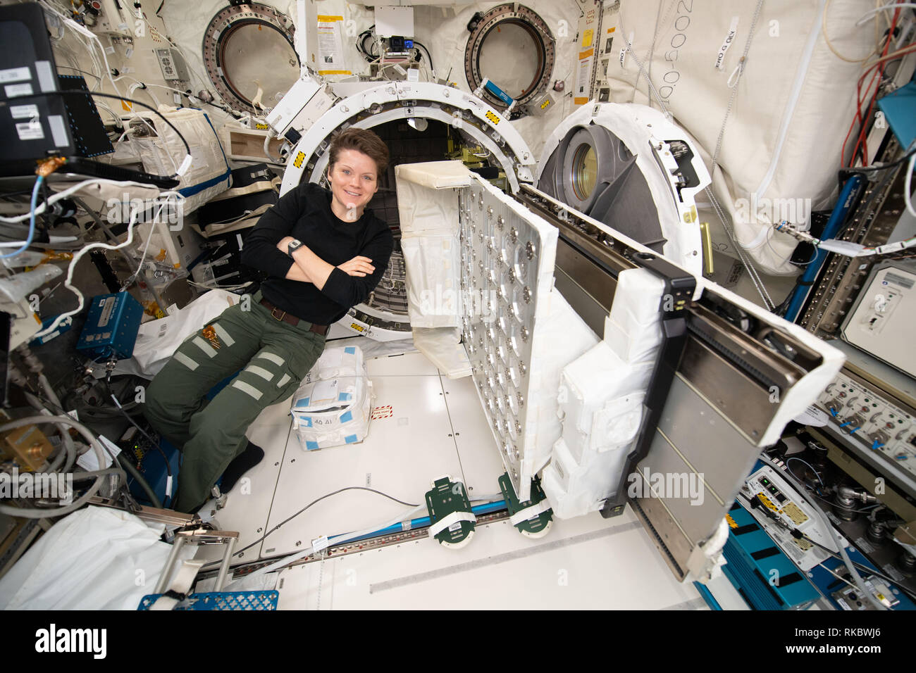 NASA-Astronaut Anne McClain Werke innerhalb des Japanischen Moduls Kibo Labor an Bord der Internationalen Raumstation Januar 29, 2019 in der Erdumlaufbahn. McClain ist die Einrichtung und Installation von kleinen Satelliten Bereitstellung Hardware im Airlock eine Reihe von CubeSats außerhalb des japanischen Modul auszuwerfen. Stockfoto