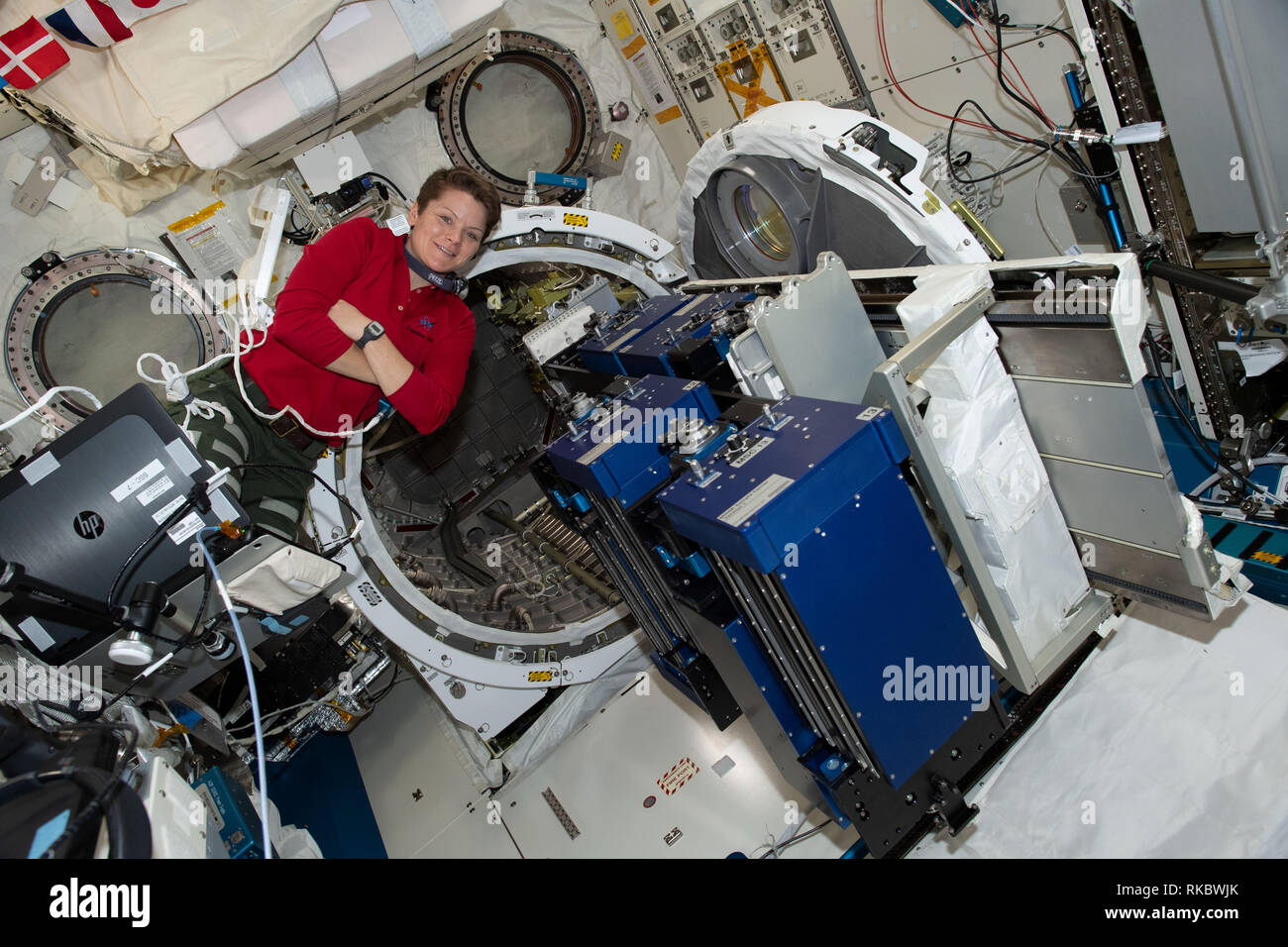 NASA-Astronaut Anne McClain Werke innerhalb des Japanischen Moduls Kibo Labor an Bord der Internationalen Raumstation Dezember 26, 2018 in der Erdumlaufbahn. McClain ist die Einrichtung und Installation von kleinen Satelliten Bereitstellung Hardware im Airlock.. Stockfoto