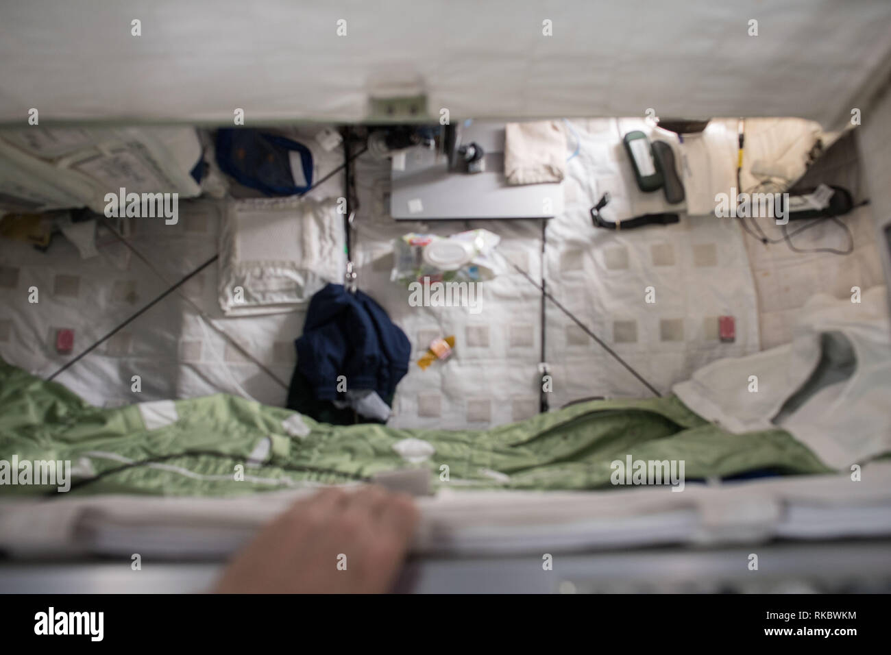 Blick In Die Crew Schlafbereich Wo Die Astronauten In Der Ruhe Modul An Bord Der Internationalen Raumstation Am 17 Januar 2018 In Der Erdumlaufbahn Schlafen Stockfotografie Alamy