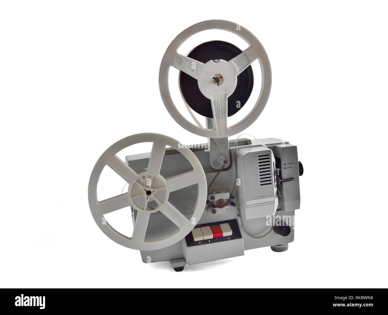 Vintage Film Projektor mit Spulen auf weißem Hintergrund. Retro Geräte für Home Cinema, Gerät für die Anzeige von Motion Picture Film von Projekt Stockfoto