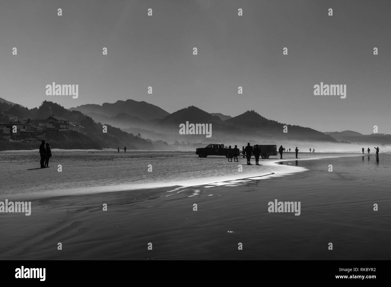 Touristen und Einheimische genießen die Sonne bei Cannon Beach, Oregon, USA. Stockfoto