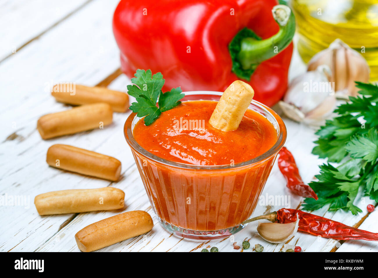 Köstlich würzigen Dip Sauce (Konfitüre, Marmelade) aus gebackenem Red Paprika, Tomaten, Knoblauch, Gewürze und Olivenöl. Dressing für Feinschmecker. Mit serviert. Stockfoto