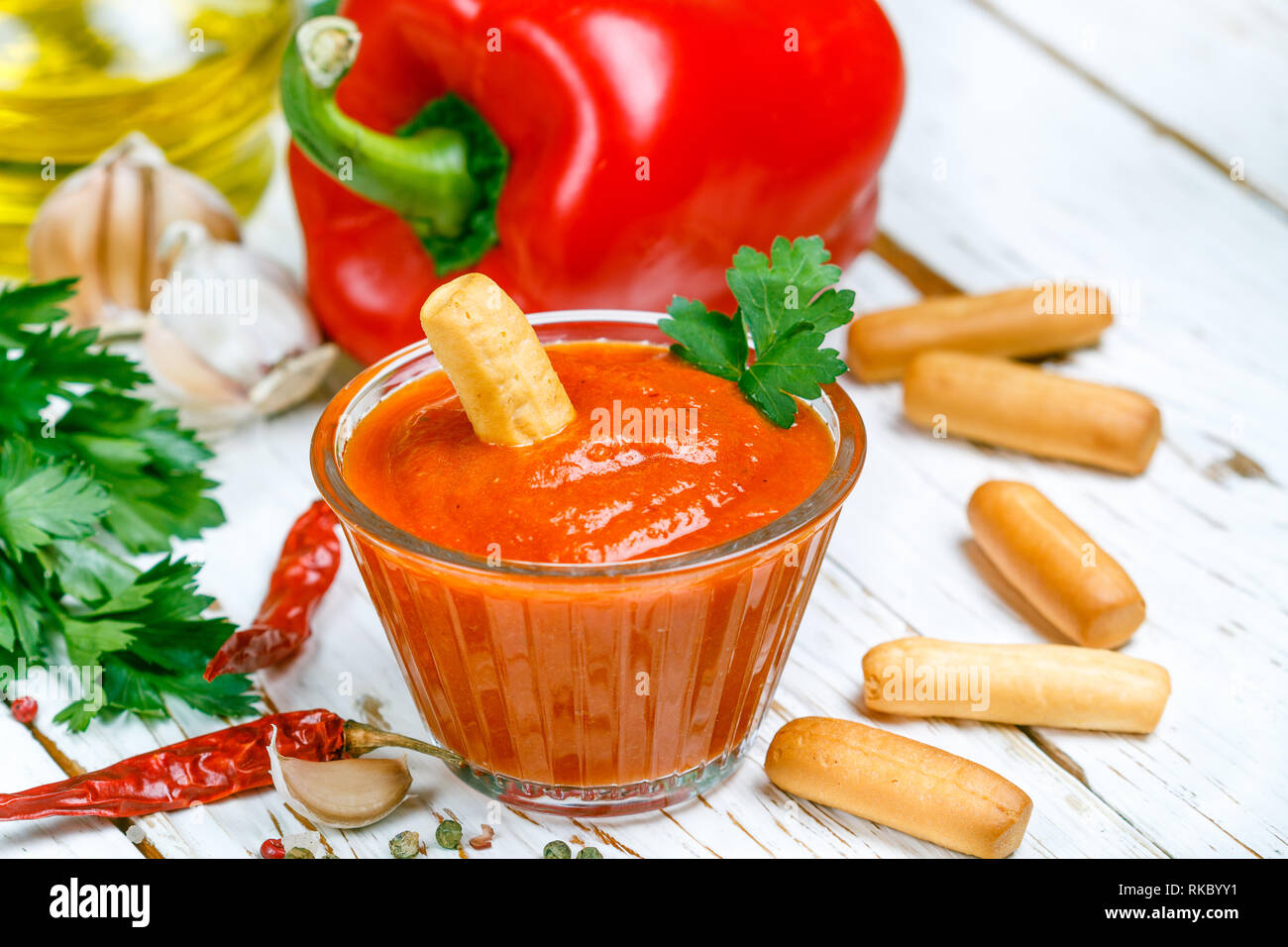 Köstlich würzigen Dip Sauce (Konfitüre, Marmelade) aus gebackenem Red Paprika, Tomaten, Knoblauch, Gewürze und Olivenöl. Dressing für Feinschmecker. Mit serviert. Stockfoto