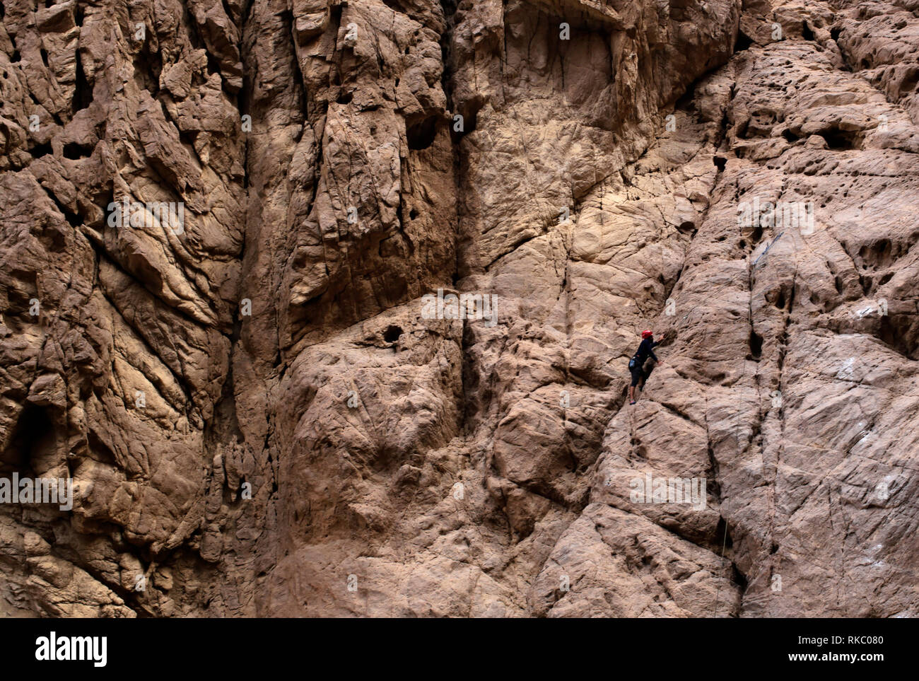 Ein Kletterer geht auf die Seite der Halbinsel Sinai Berg in der Nähe von Dahab, Ägypten. (Foto/Hasan Jamali) Stockfoto