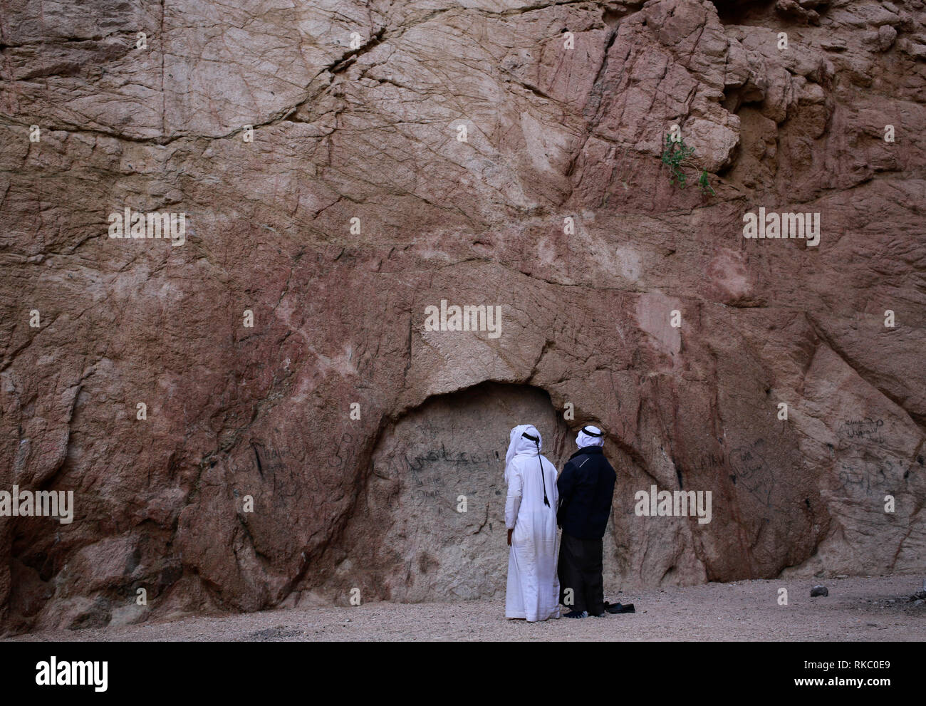 Bedouin Männer beten an einem Felsen zum Klettern in die Halbinsel Sinai Berge in der Nähe von Dahab, Ägypten, Jan. 23, 2019. (Foto/Hasan Jamali) Stockfoto