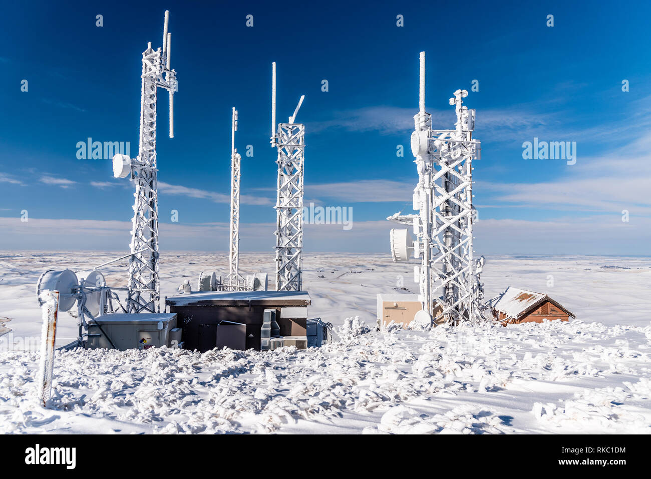 Schnee bedeckt die Kommunikation Türme auf Steptoe Butte. Stockfoto