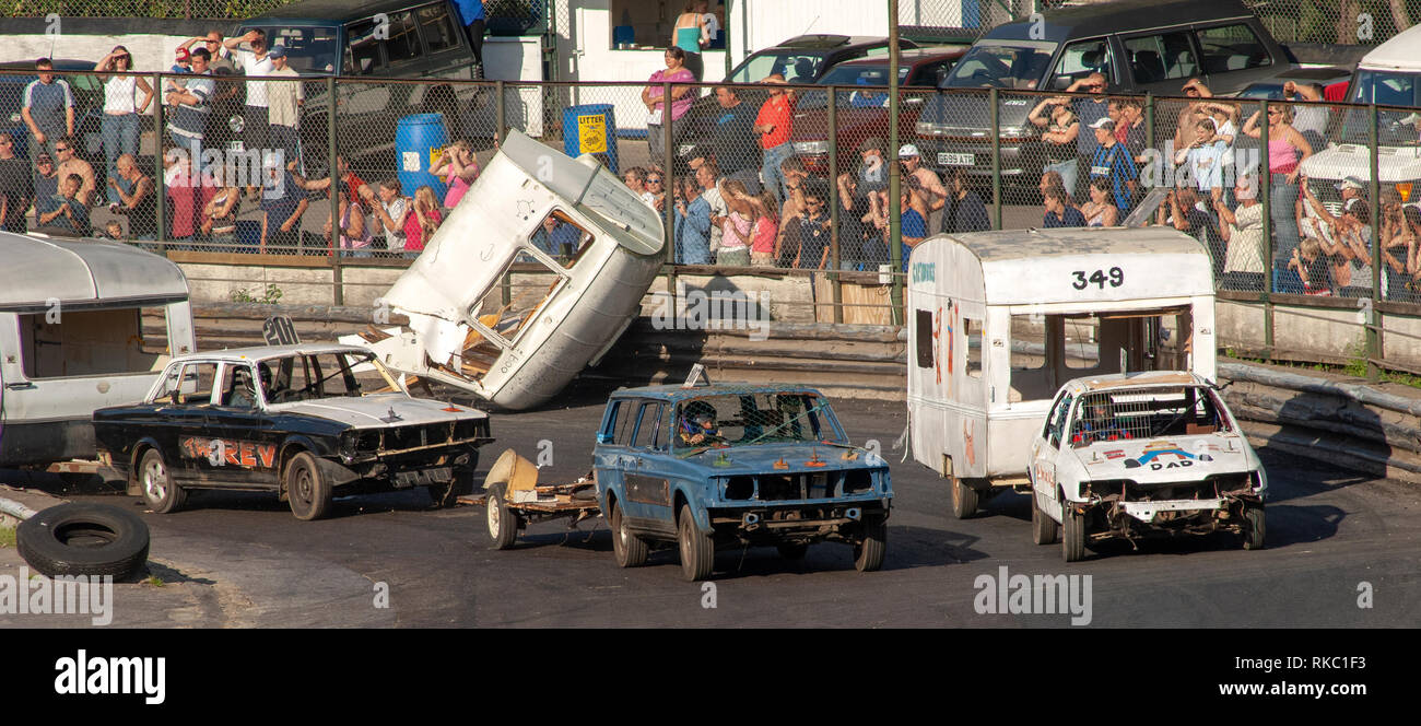 Caravan Demolition Derby in Ringwood Raceway, Matchams Freizeitpark, Hurn Straße, Ringwood, Hampshire, England, Großbritannien Stockfoto