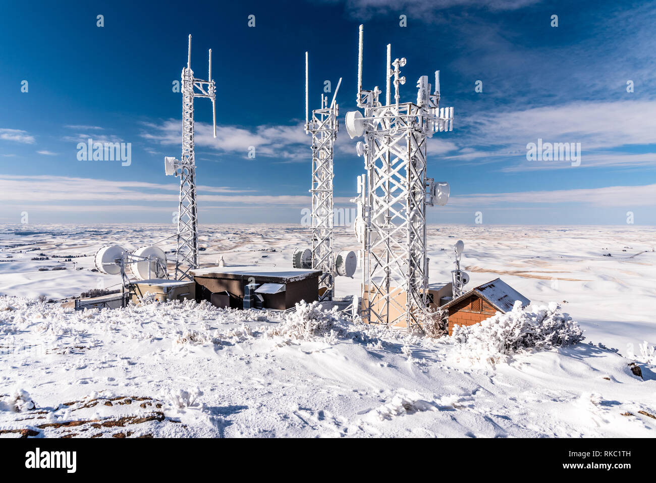 Schnee bedeckt die Kommunikation Türme auf Steptoe Butte. Stockfoto