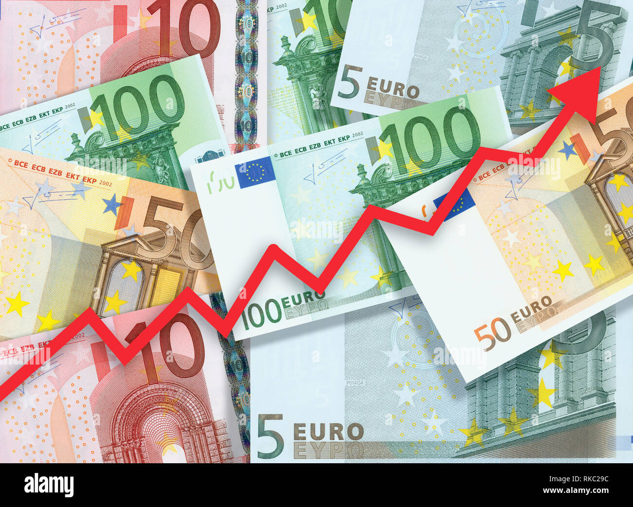 Euro Geld Konzept, Pfeil, Diagramm, um gegen den Hintergrund der Euro Rechnungen zeigen Stockfoto