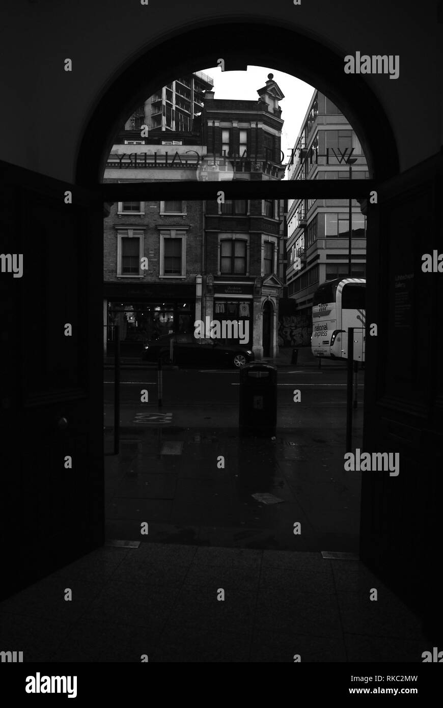 Tür auf die Straße an der Whitechapel, London Stockfoto