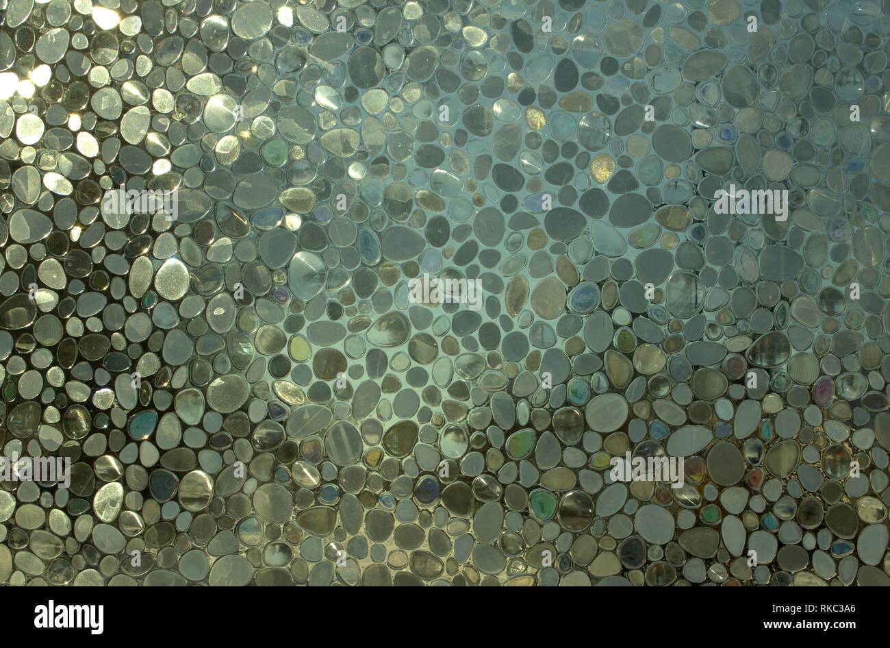 Sonnenbeschienene Fenster mit transparenten Kieselsteine Aufkleber Stockfoto