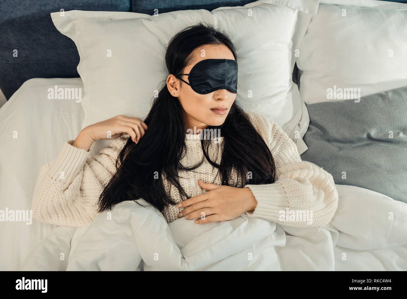 Müde Geschäftsfrau Gefühl entlastet schlafend in ihrem Bett Stockfoto
