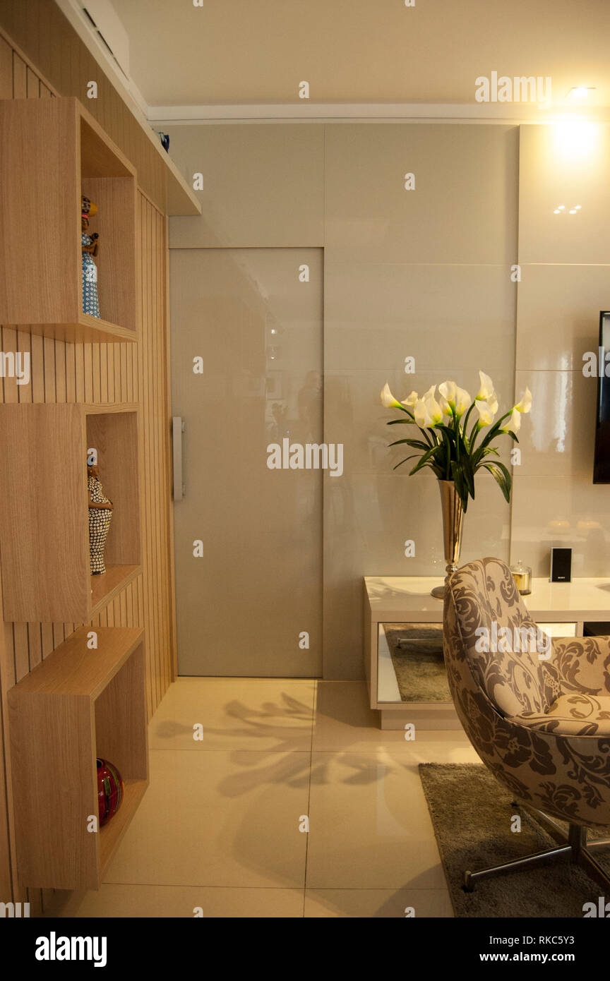 Detail der Passage Tür zum Wohnzimmer Möbel - São Paulo, Brasilien integriert Stockfoto