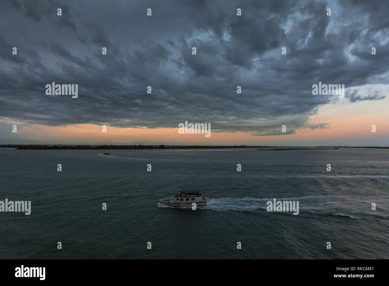 Abendlicher Blick von Sant'Erasmo Insel in der Lagune von Venedig bei Gewitter Stockfoto