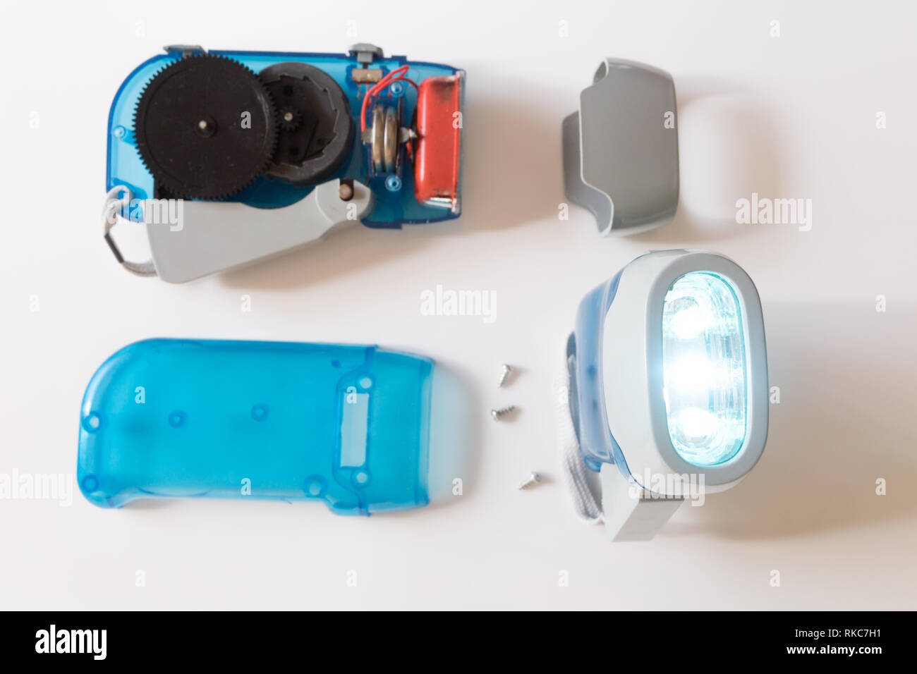 Innenraum eines dyno Taschenlampe, Dynamo Taschenlampe wind up Kurbel von Hand Drücken, Quetschen einen Griff, mechanisch angetrieben drei LED-Taschenlampe Stockfoto