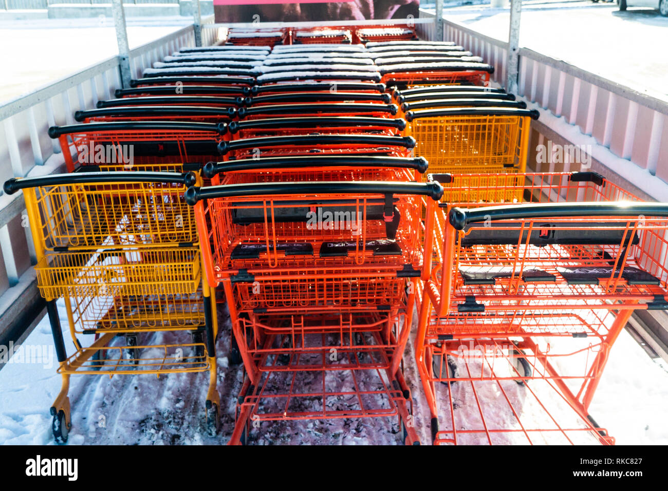 Supermarkt mall Warenkorb draußen im Schnee. Stockfoto