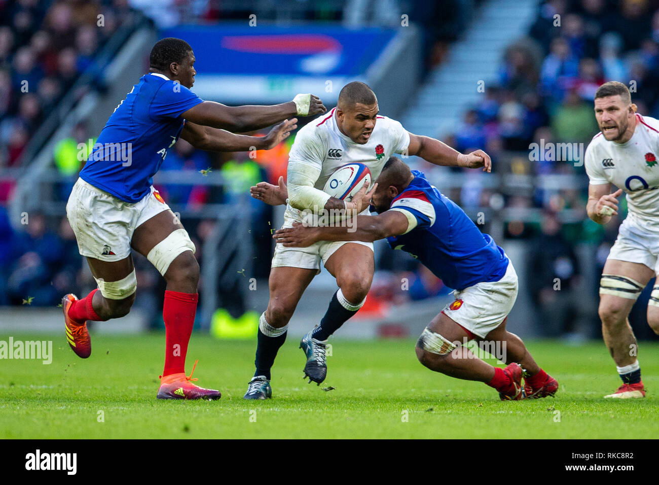 Twickenham Stadium, London, UK. 10 Feb, 2019. Guinness sechs Nationen Rugby, England und Frankreich; Kyle Sinckler von England in Angriff genommen wird: Aktion plus Sport/Alamy leben Nachrichten Stockfoto