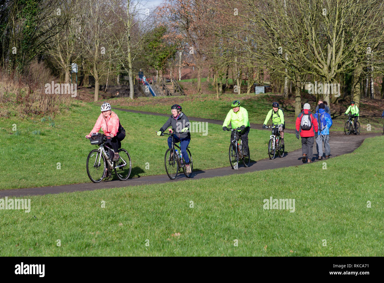 Sonntag 10 Februar 2019 - einen frischen, sonnigen Start in den Tag brachte, Wanderer, Radfahrer, Wanderer und Familien auf dem Fußweg entlang der Seite des Sankey Kanal in Sankey Valley Park, Warrington, Cheshire, England Stockfoto