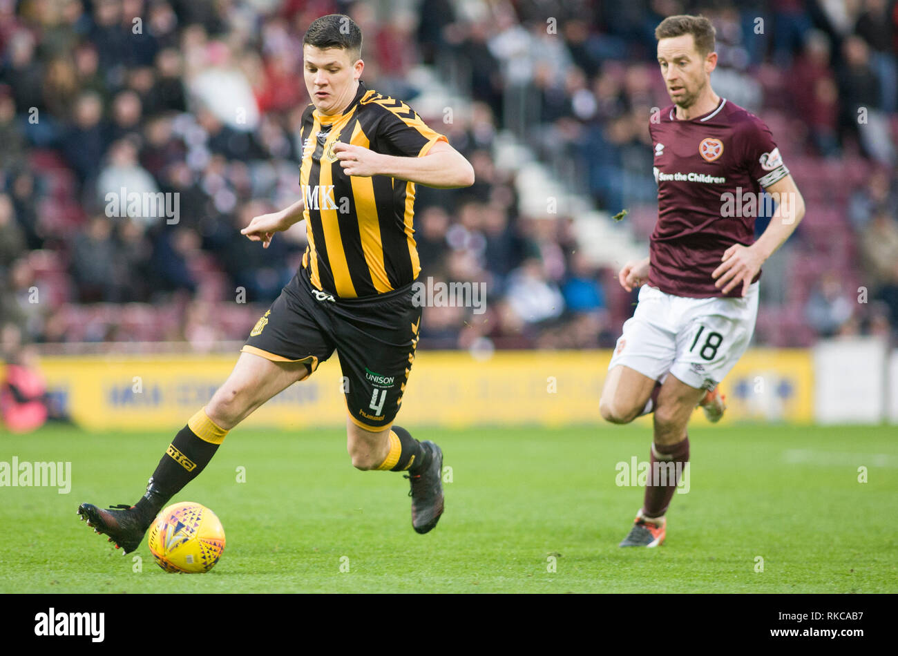 Tynecastle Park, Edinburgh, Schottland, Großbritannien. 10. Februar 2019. Fußball. Fünfte Runde der William Hill schottischen Pokalspiel zwischen dem Herzen und Auchinleck Talbot, Neil Mcpherson von auchinleck Talbot vorbei Steven MacLean der Herzen Quelle: Scottish Borders, Medien/Alamy leben Nachrichten Stockfoto