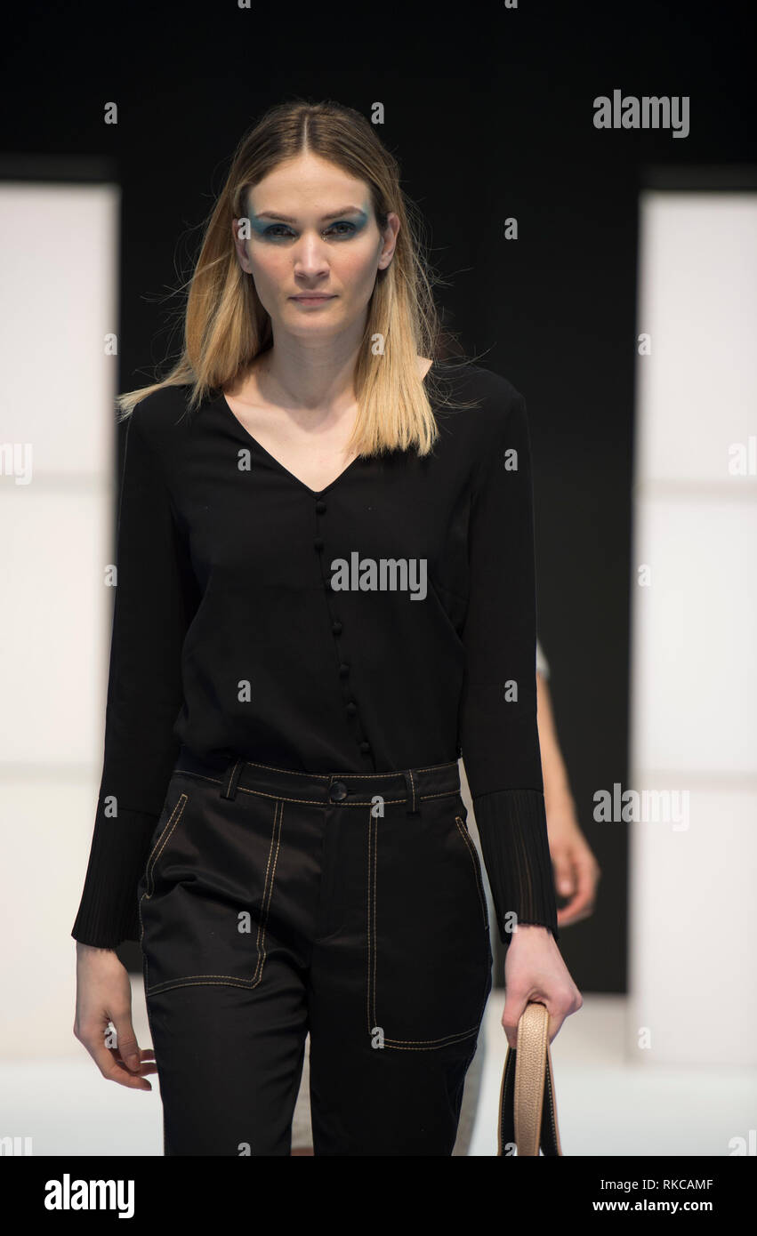 Olympia, London, UK. 10. Februar, 2019. 12 Szene über die Zukunft Catwalk. Szene 6 - Emerging Designer Szene-GSK. Credit: Malcolm Park/Alamy leben Nachrichten Stockfoto