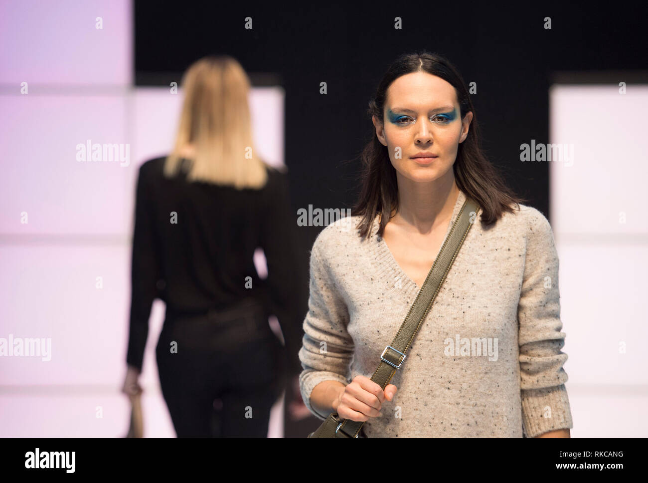 Olympia, London, UK. 10. Februar, 2019. 12 Szene über die Zukunft Catwalk. Szene 6 - Emerging Designer Szene-GSK. Credit: Malcolm Park/Alamy leben Nachrichten Stockfoto