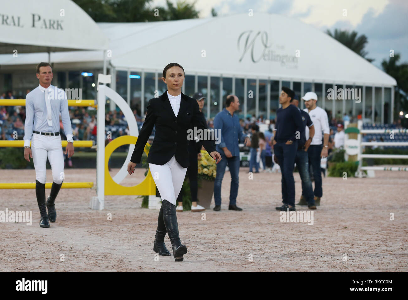 WELLINGTION, FL - Februar 09: Samstag Nacht Lichter: Georgina Bloomberg beteiligt sich an der Klasse 101 - FEI CSI5* $ 391.000 Fidelity Investments Grand Prix, wo der Sieger war Martin Fuchs (Schweiz) zweiten Platz war Kent Farrington (USA) und Dritter wurde Conor Swail (IRE). Der Winter Equestrian Festival (WEF) ist der größte und am längsten laufende Jäger/Jumper Reiterfall in der Welt an der Palm Beach International Equestrian Center statt. Georgina Leigh Bloomberg ist Eigentümer der Equestrian Team New York Empire; eine professionelle Reiter; und ein Philanthrop. Sie ist die Tochter von Susan Brown ein Stockfoto