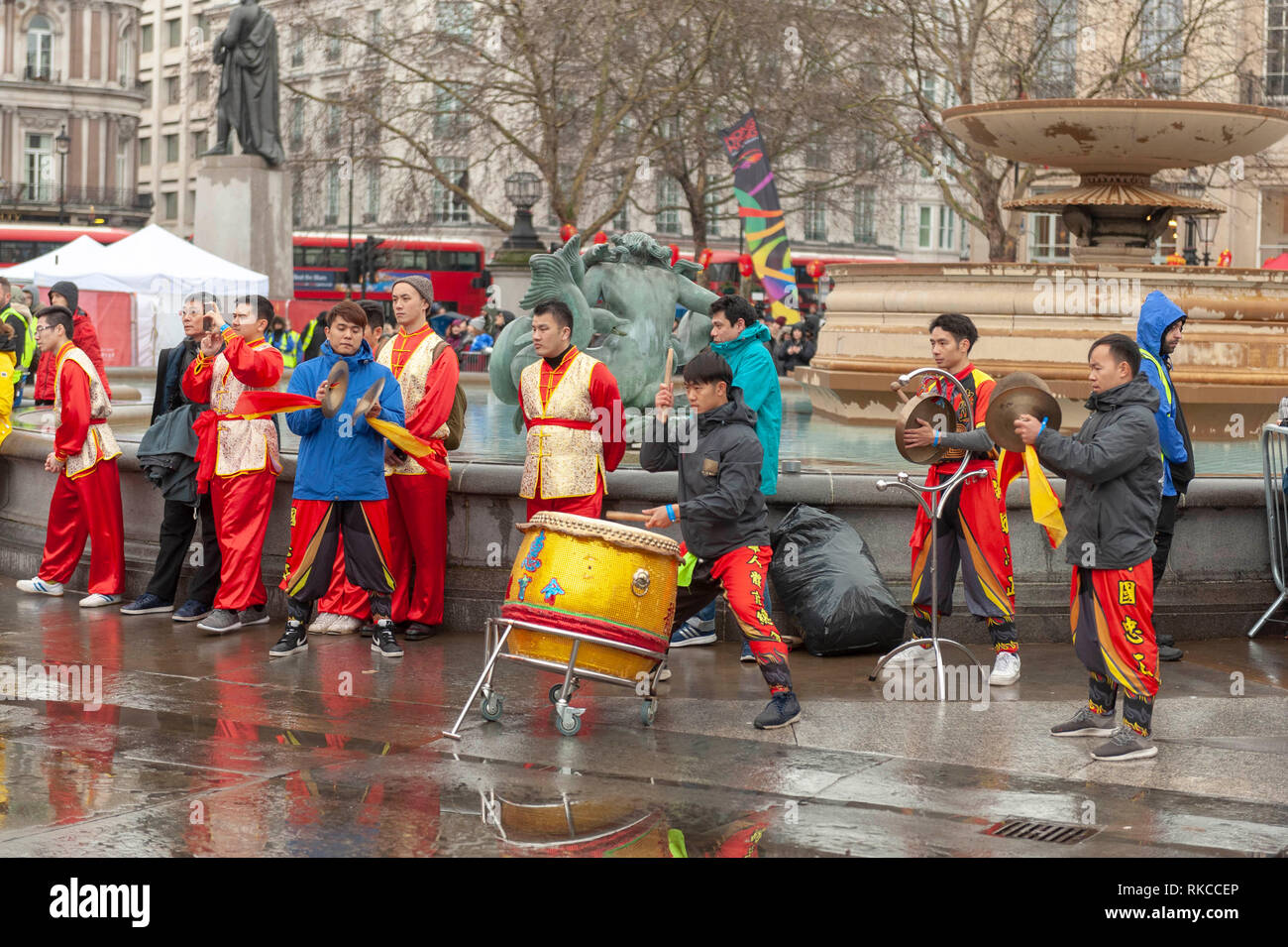 London, Großbritannien. 10 Feb, 2019. Trommler der Flying Lion Dance auf dem Trafalgar Square in London, England, UK begleiten., während des chinesischen neuen Jahres feiern. Credit: Ian Laker/Alamy Leben Nachrichten. Stockfoto