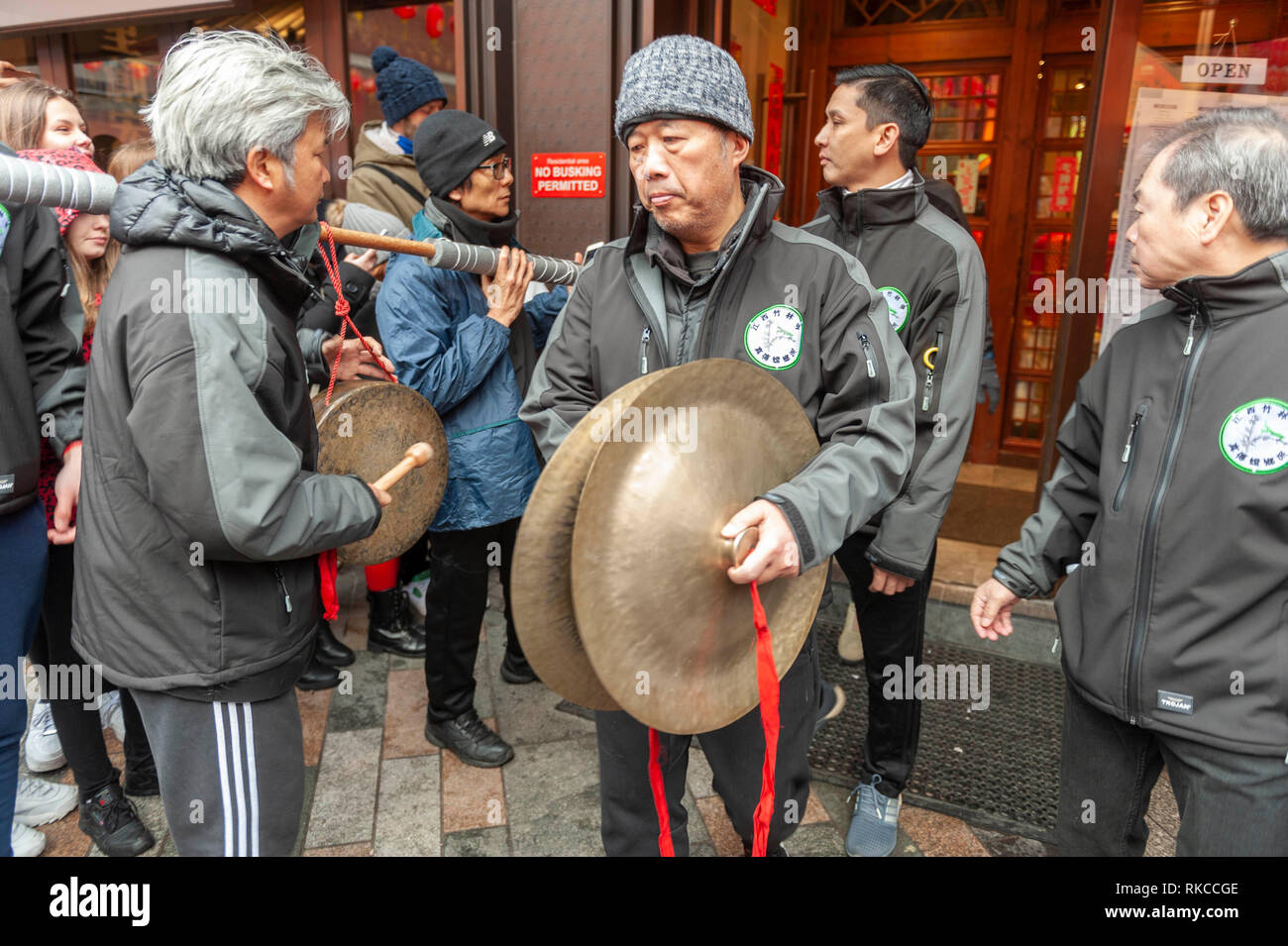 London, Großbritannien. 10 Feb, 2019. Chinesische Drummer folgen dragon Parade in der Nähe von Leicester Square in London, England, UK., während des chinesischen neuen Jahres feiern. Credit: Ian Laker/Alamy Leben Nachrichten. Stockfoto