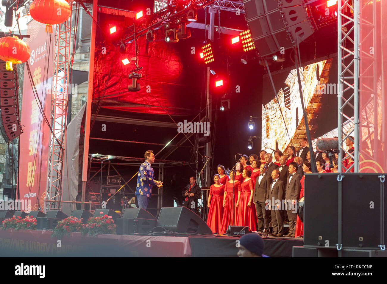 London, Großbritannien. 10 Feb, 2019. Chor auf der Bühne auf dem Trafalgar Square in London, England, UK., während des chinesischen neuen Jahres feiern. Credit: Ian Laker/Alamy Leben Nachrichten. Stockfoto