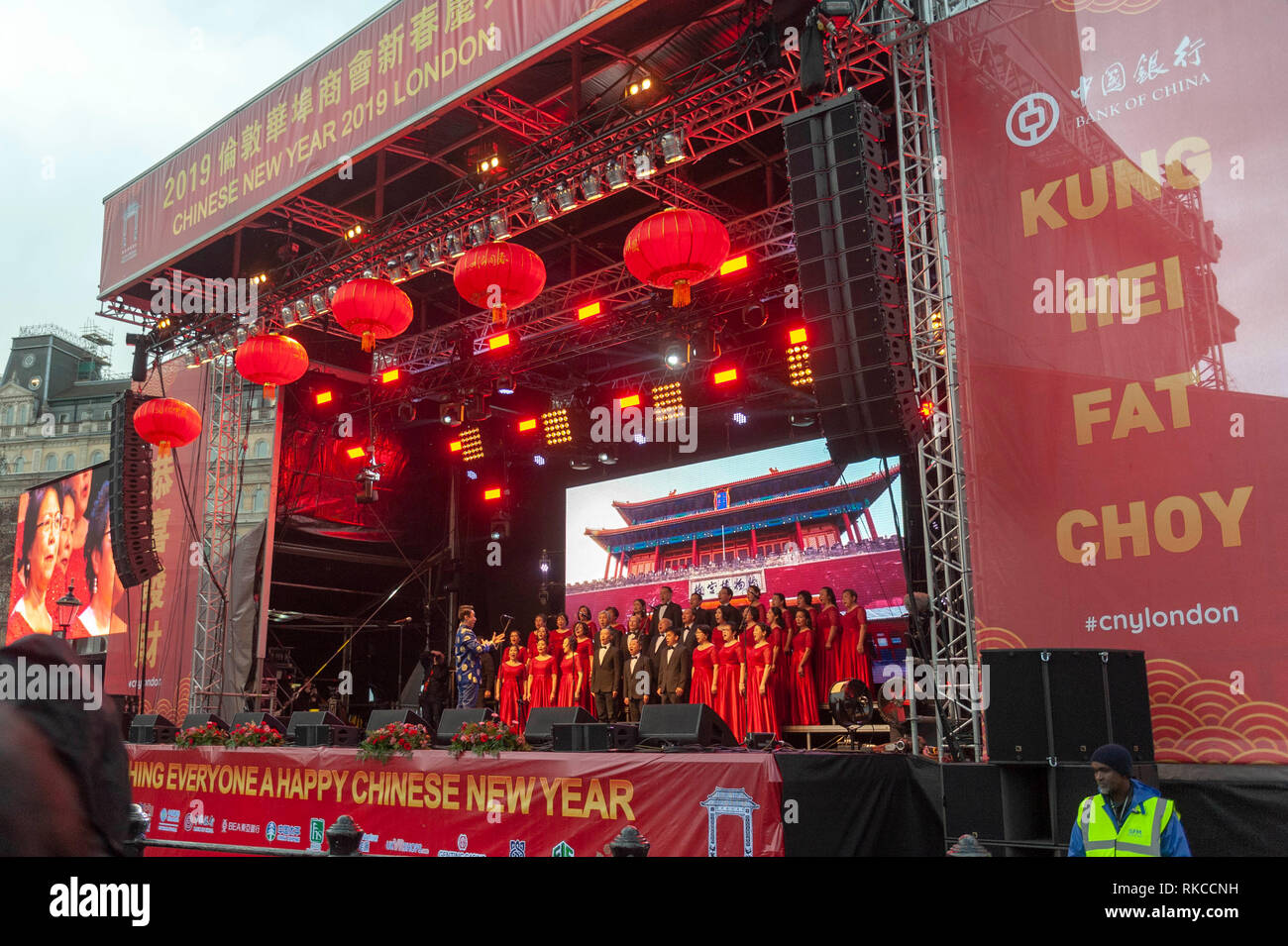 London, Großbritannien. 10 Feb, 2019. Chor auf der Bühne auf dem Trafalgar Square in London, England, UK., während des chinesischen neuen Jahres feiern. Credit: Ian Laker/Alamy Leben Nachrichten. Stockfoto