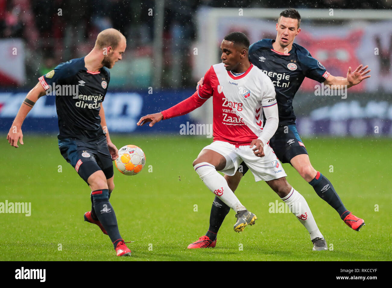 UTRECHT Utrecht - PSV, Fußball, Saison 2018/2019, Eredivisie, Stadion Galgenwaard, 10-02-2019, PSV-player Nick Viergever (r) und PSV-player Jorrit Hendrix (l) mit Utrecht player Gyrano Kerk (r) Stockfoto