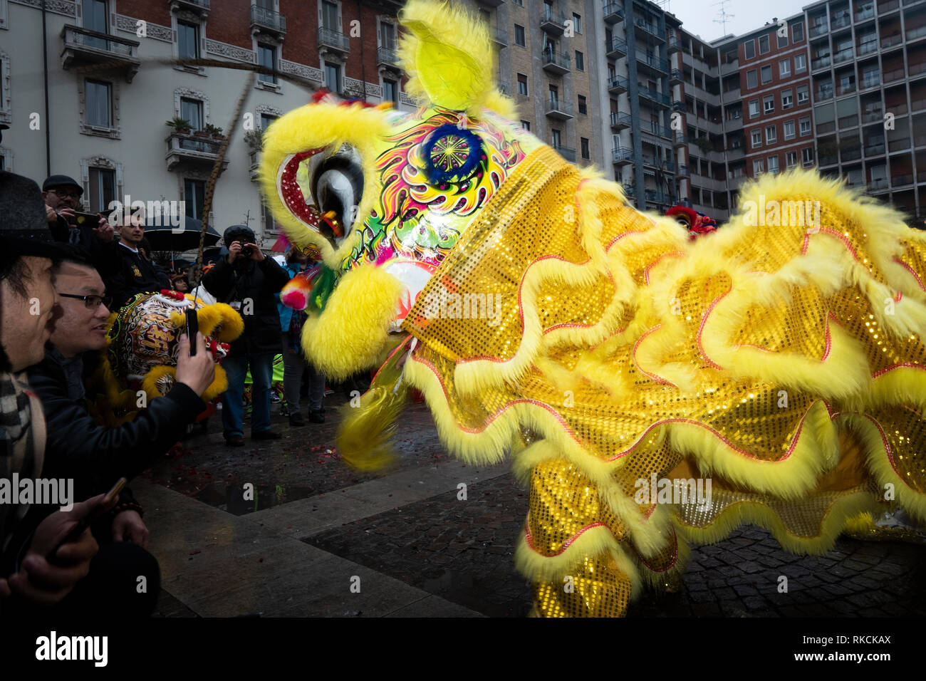 Besucher werden gesehen, um die Interaktion mit einem Drachen Marionette während der Veranstaltung. Die chinesische Gemeinde in Mailand feiert das neue Jahr mit bunten Paraden, Golden Dragon Parade und der Chinesische Löwentanz. Nach der chinesischen Sternzeichen, das neue Jahr ist es, das Schwein gewidmet; so Banner und Karten mit der Darstellung der Schwein eingerichtet Via Sarpi und seinen Stadtteilen, auch als Mailänder Chinatown bekannt. Giuseppe Sala, Bürgermeister von Mailand, und Mauro Boselli, Leiter der Kammer der italienischen Mode nahm ebenfalls an der Veranstaltung. Stockfoto