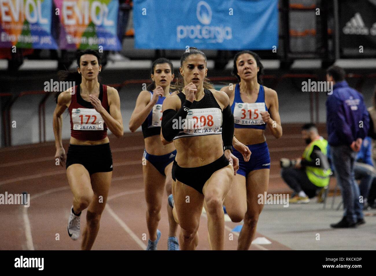 Athleten der Frauen 400 m lrini Vasiliou (vorne) in Aktion während des Allgemein Innen- und Feld-Meisterschaft im Stadion des Friedens und der Freundschaft in Piräus gesehen. Stockfoto