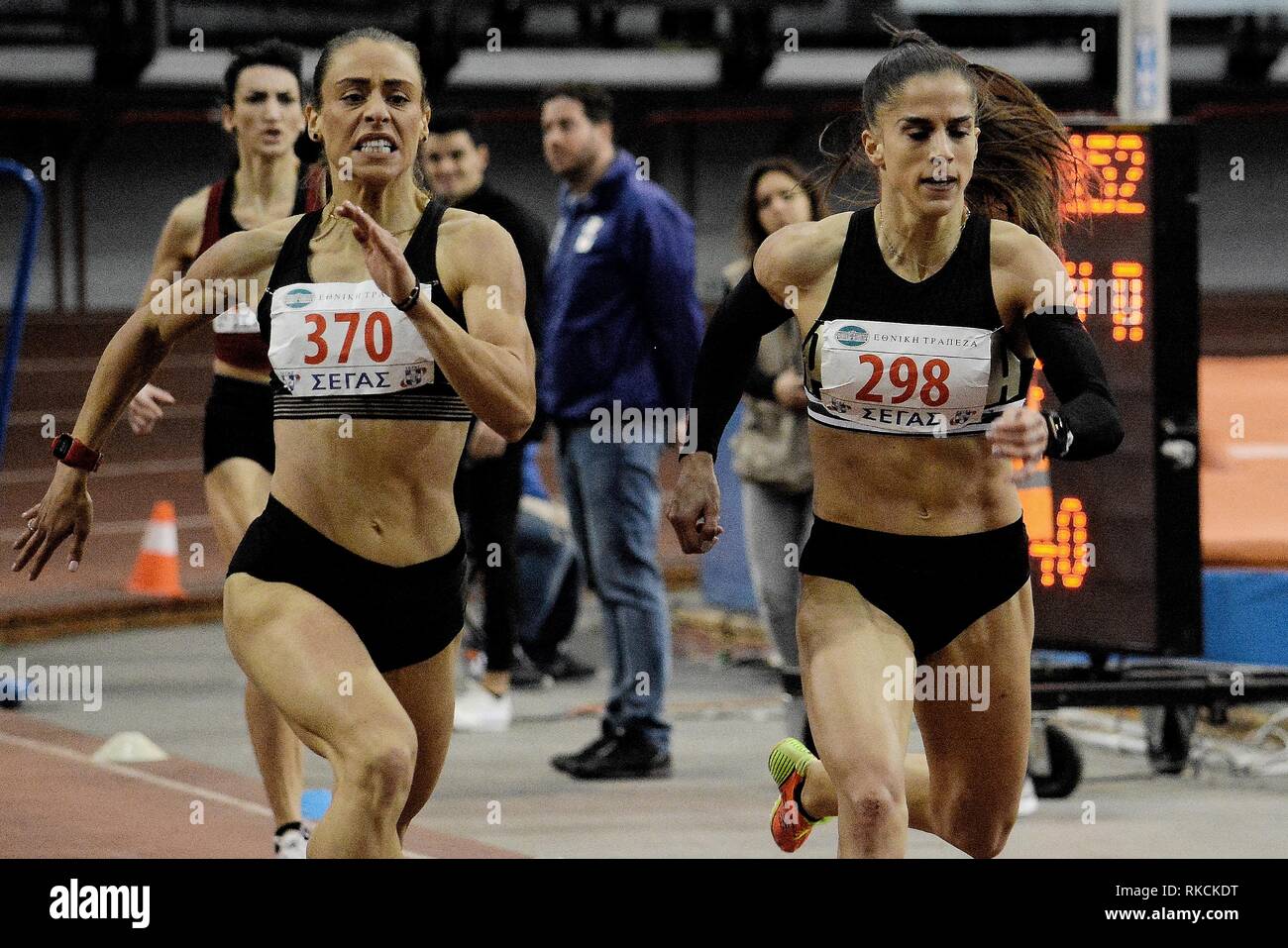 Athleten der Frauen 400 m lrini Vasiliou (R) in Aktion während des Allgemein Innen- und Feld-Meisterschaft im Stadion des Friedens und der Freundschaft in Piräus gesehen. Stockfoto